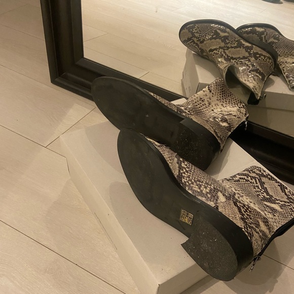 Gorgeous snake print boots in leather - Picture 7 of 8